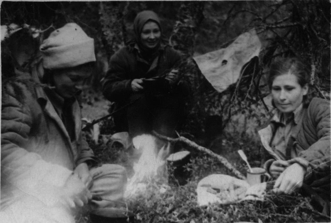 Бойцы партизанского отряда «Полярник» (М.М. Шилкова, К.С. Краснолобова, К.Д. Втюрина) на привале во время похода в тыл врага. Время съёмки: 1943.  | Источник: Ист. фото - waralbum.ru