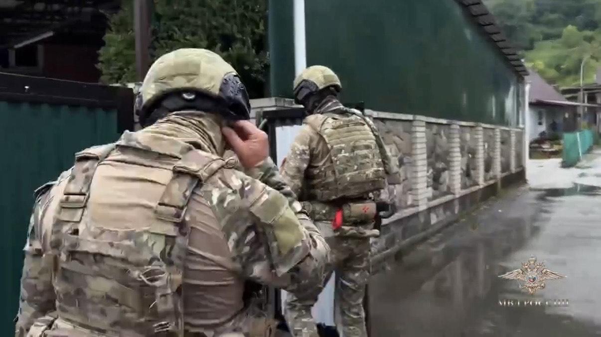 Полиция накрыла в Сочи крупный нелегальный цех по производству вина, коньяка и чачи