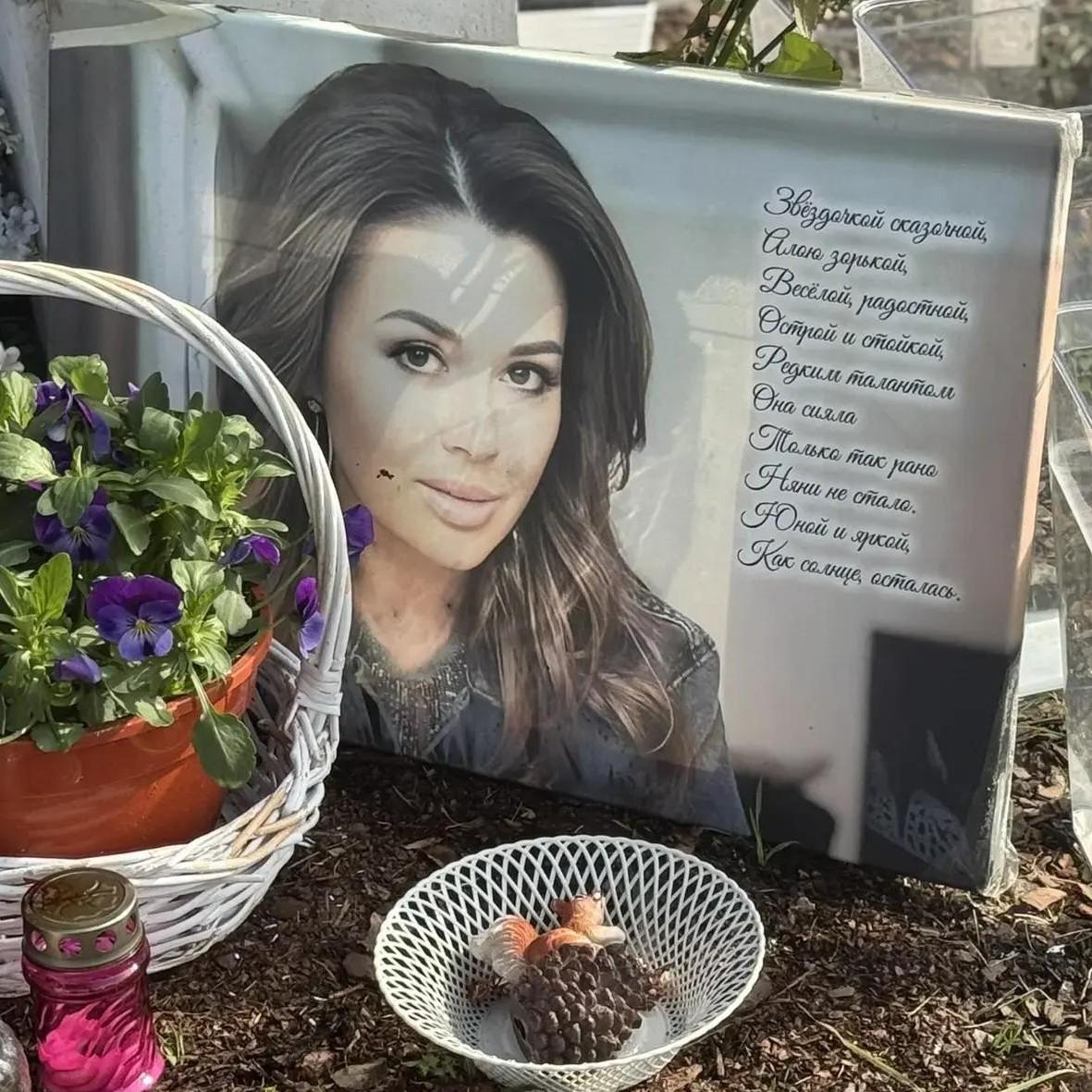 Приехал первым и занялся работой: Чернышев на могиле Заворотнюк, которой сегодня исполнилось бы 55