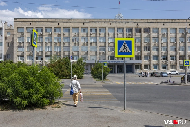 Волгоградцы напоминают, что на этой зебре уже не раз и не два сбивали пешеходов | Источник: Константин Завриков / V1.RU