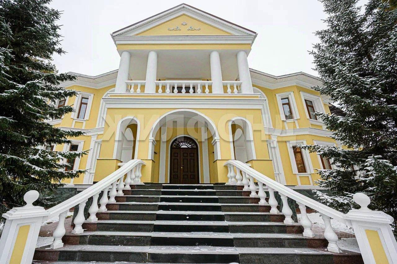 В Новосибирске продают усадьбу за 500 миллионов рублей с патио у пруда