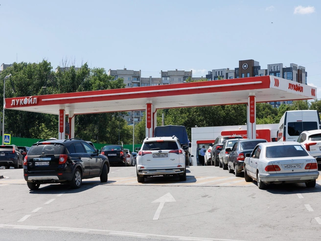 УФАС начало проверку АЗС после жалоб на отказ в продаже бензина за наличные средства. | Источник: Алексей Волхонский / V1.RU