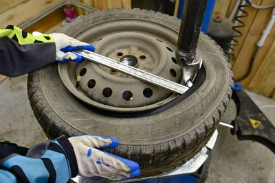 Как омичам возместить ущерб за пробитые колеса?