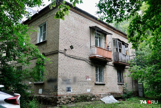 Жильцы дома № 8 на улице Смирных не понимают, за что с них требуют деньги | Источник: Михаил Шилкин