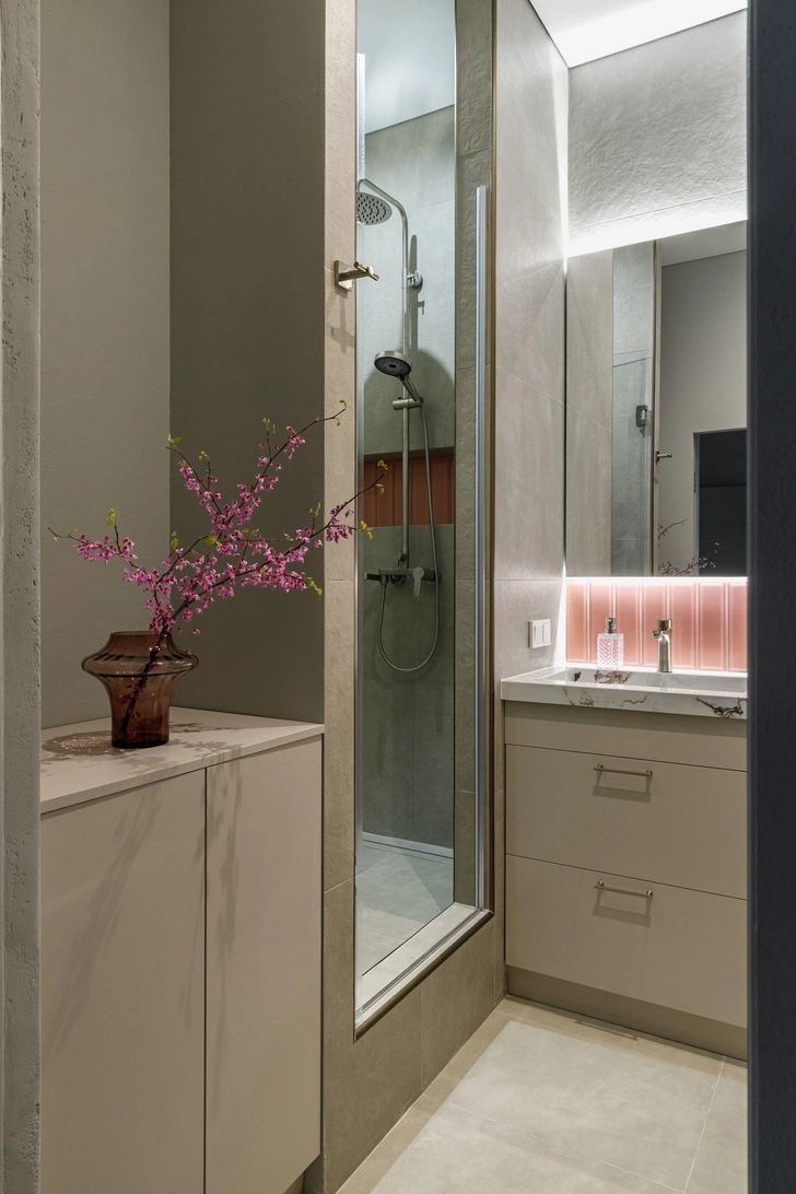 Плитка, Kerama Marazzi. Зеркало, Art Baget. Ваза, Freestyle Studio. | Источник: Мила Лотоцкая