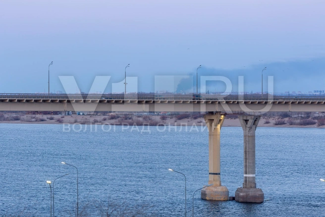 Дым видно в разных частях города | Источник: Константин Завриков / V1.RU