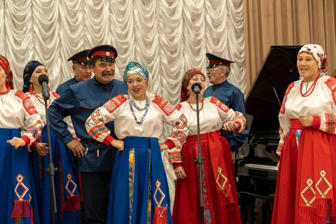Куйбышевский хор казачьей песни имени Н.&nbsp;М.&nbsp;Томина «Казачий пас». Сергей и Мария&nbsp;на фото&nbsp;— четвёртый и пятая слева | Источник: предоставлено Марией Контарёвой