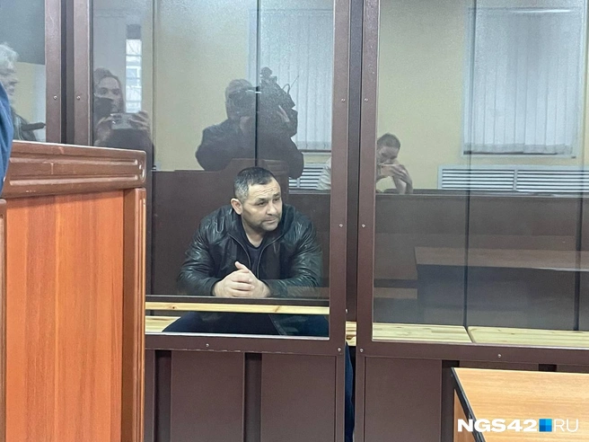 Мужчина не пытался скрывать свое лицо от журналистов | Источник: Лера Городецкая / NGS42.RU