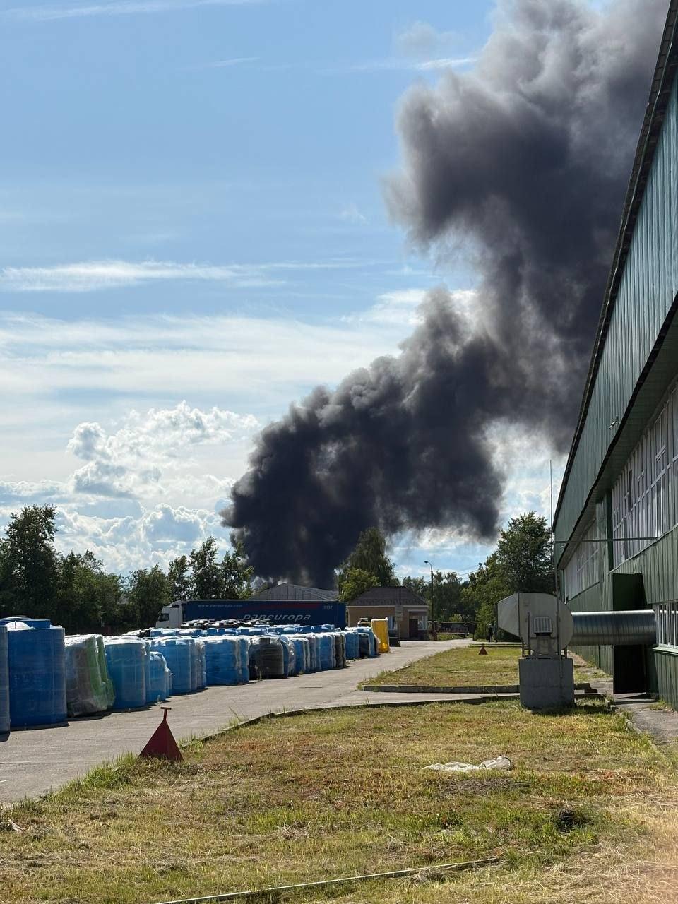 На территории бывшего завода в Нижегородской области загорелись бочки с краской