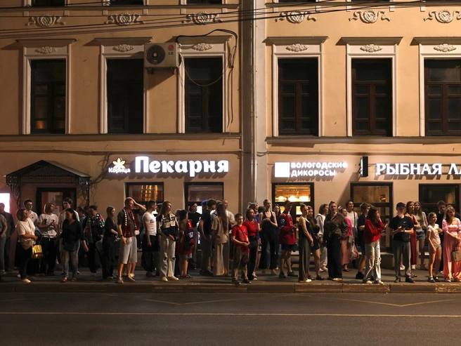 Остановки в центре были переполнены, и хорошо, что общественный транспорт работал допоздна | Источник: Александр Куренной / 76.RU 