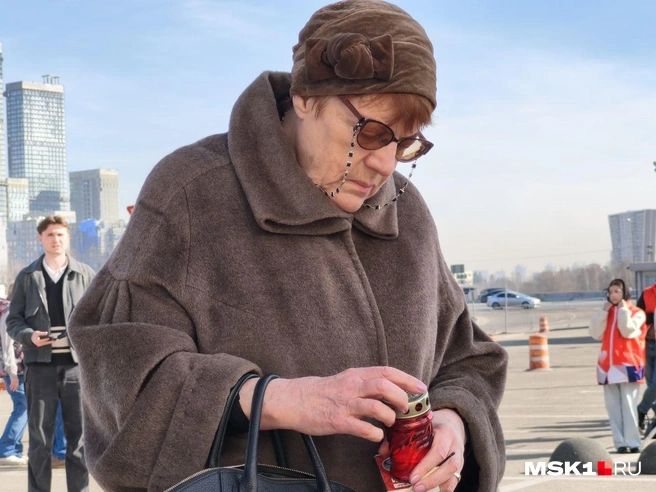 Лариса Самарина приехала почтить память погибшего 25-летнего внука Максима Вербенина | Источник: Михаил Мечев / MSK1.RU