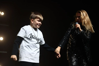 Солистка «Стрелок» спела дуэтом с фанатом в Новосибирске