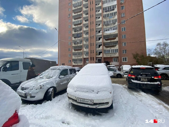 Последствия снегопада — утро понедельника начинается с раскопок | Источник: Надежда Ефимова / 14.RU