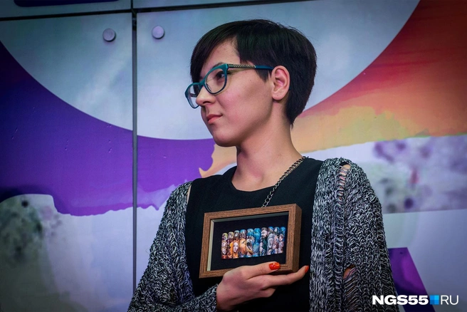 Алина Намчыл-Оол потратила почти трое суток на роспись накладных ногтей | ngs55.ru