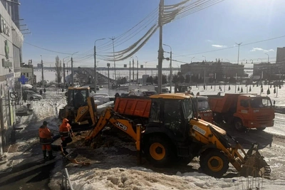 Коммунальная авария на Славянской площади оставила без воды сотни домов