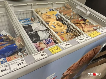 В другом холодильнике — ведра и брикеты. Стоят они уже дороже, чем обычное мороженое «на раз» | Источник: Павел Красоткин / 72.RU 
