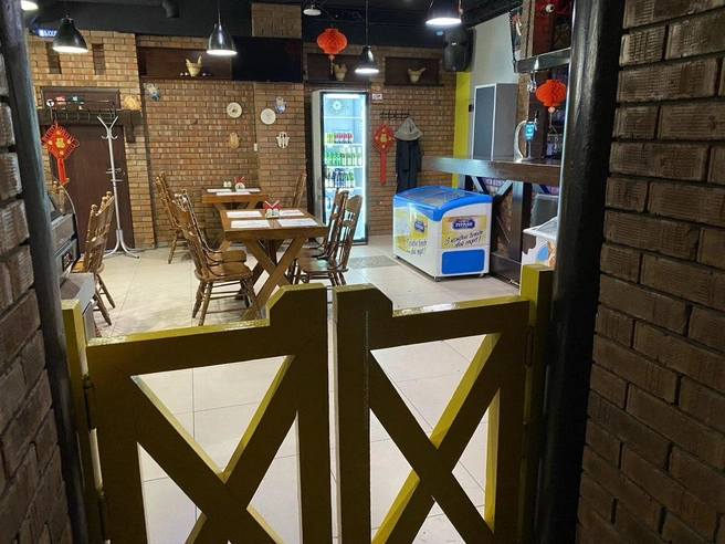 Интерьер в заведении китайский, а ворота на входе как в салуне на Диком Западе | Источник: Ирина Господаренко / NGS22.RU