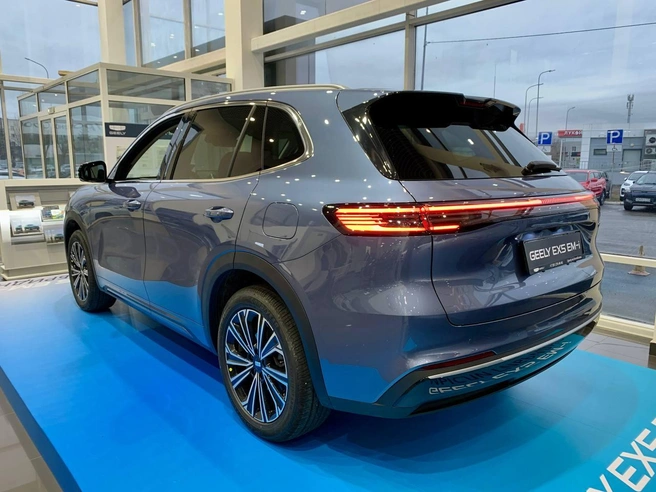 Даже в стандартной комплектации Geely EX5 EM-i оснащен современными технологиями и системами комфорта | Источник: Geely Центр на Копейском шоссе