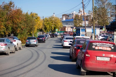 На улице Крупской в Тюмени стихийная парковка