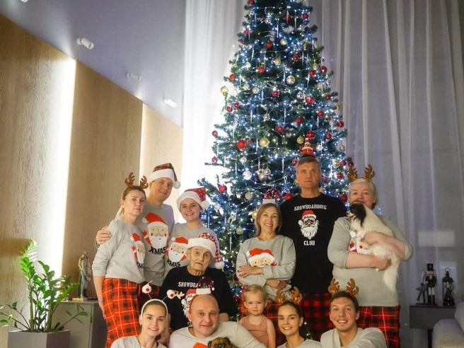 Гимнастки Аверины отметили праздник в семейном кругу | Источник: arishadina98 / t.me