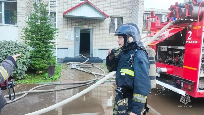Два человека пострадали при пожаре в квартире в Барнауле | Источник: МЧС Алтайского края