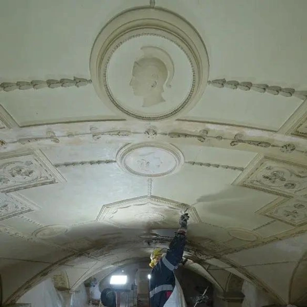Расчистка потолка в аванзале Дома Радио | Источник: Автор фото Дмитрий Егоров, предоставлено пресс-службой ВТБ