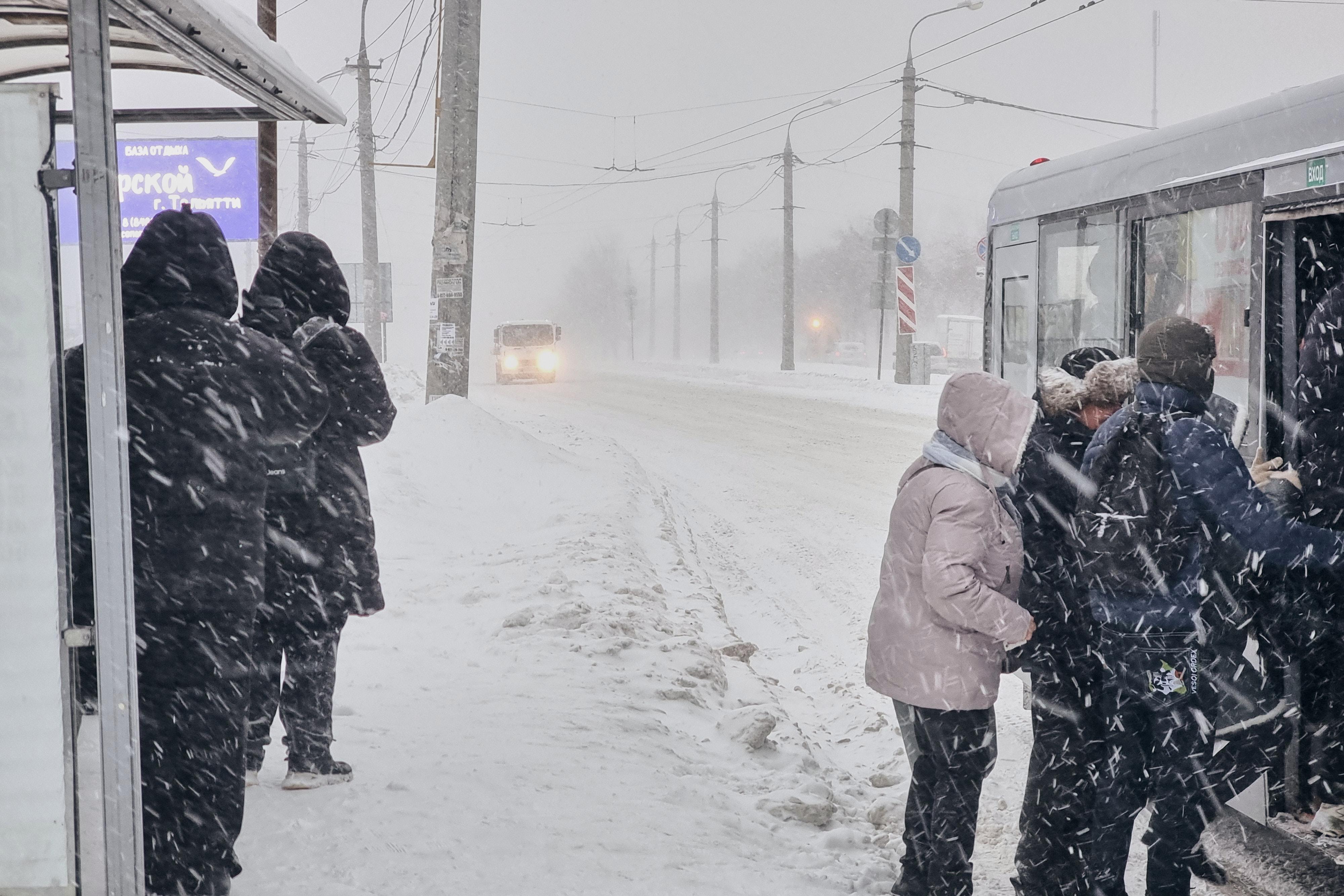 Машину может сдуть: в Самарскую область идет метель