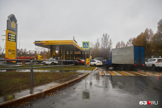 Очередь на «Роснефть»: как раз приехал бензовоз, есть шанс урвать драгоценную жидкость и не разориться  | Источник: Роман Данилкин / 63.RU 