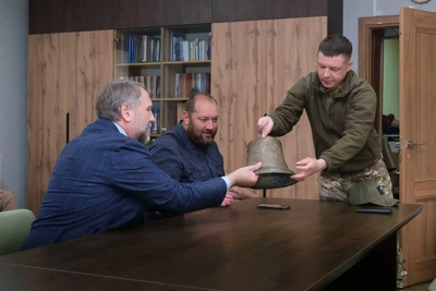 Колокол крейсера «Новик» передали в краеведческий музей
