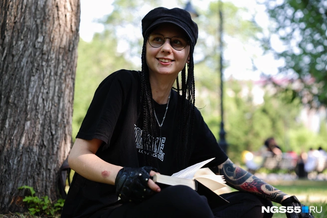 Ангелина выбрала быть не как большинство в жаркую погоду | Источник: Евгений Софийчук / NGS55.RU