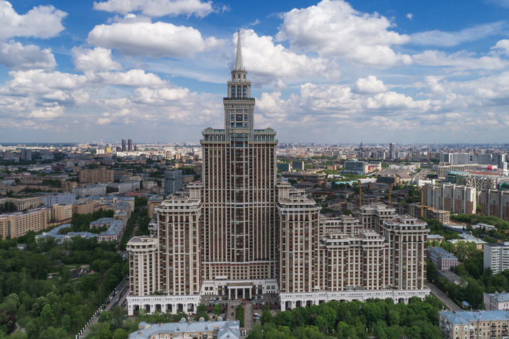 Золотые орлы, нимфы, ангелочки на потолке: как выглядит квартира в Москве за 440 млн. рублей
