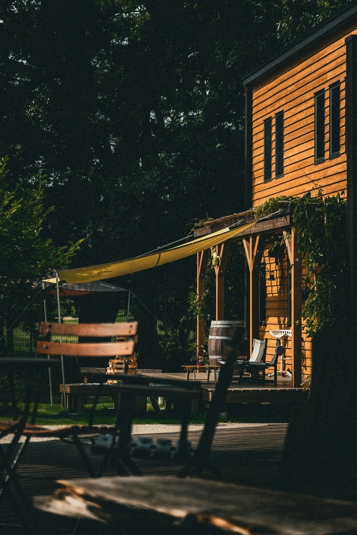 Чем покрыть деревянную террасу, чтобы защитить дерево | Источник: Unsplash
