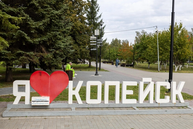 В ухоженном сквере бьет красивый фонтан, рядом с ним — несколько популярных арт-объектов для идеальных семейных фотографий | Источник: Алексей Синдянкин