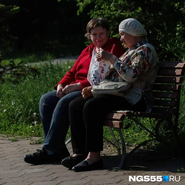 Люди все равно приходят в сквер отдыхать | Источник: Евгений Софийчук / NGS55.RU