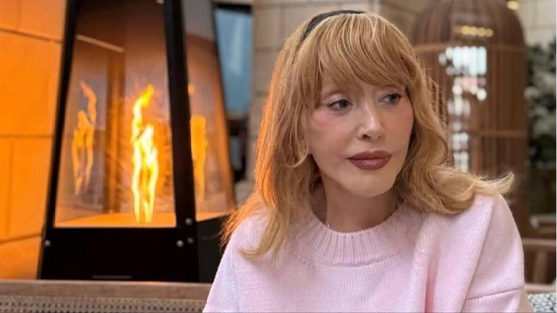 Сильно похудела и ходит с тростью: Пугачеву на новом фото не узнать