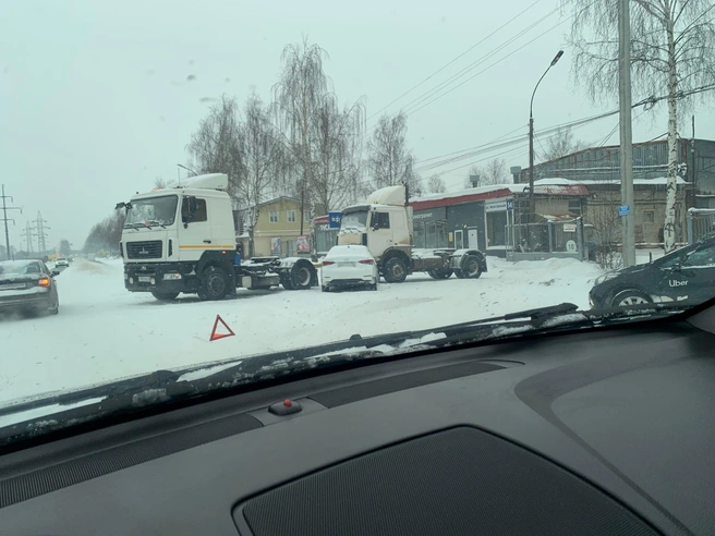 Легковушка столкнулась с фурой  | Источник: АВТОПОРТАЛ76.РУ - Первый Ярославский Автопортал / Vk.com 