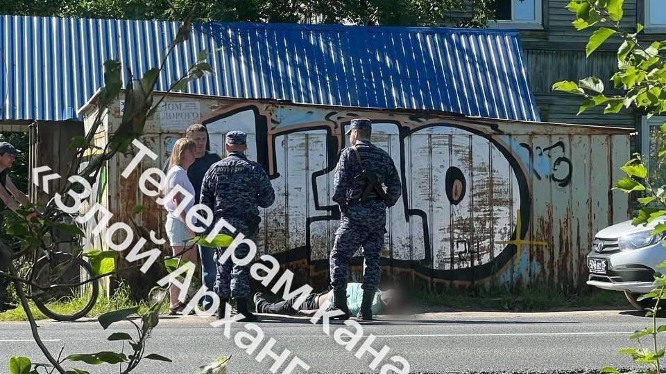 На улице в Архангельске нашли мертвого мужчину 