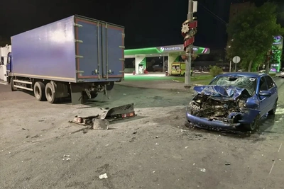 В Оренбурге КАМАЗ врезался в «Ладу-Калину»