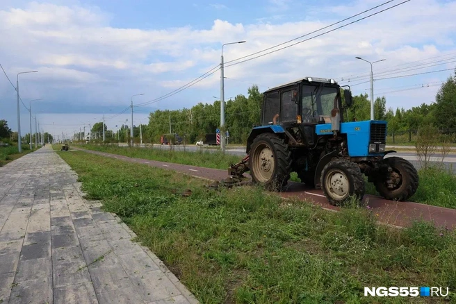 Прямо по велодорожке ездит трактор | Источник: Евгений Софийчук / NGS55.RU