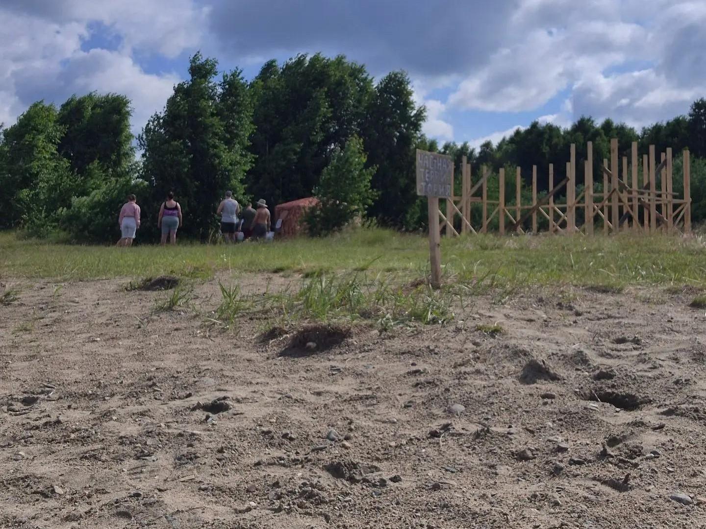 Подозрительную постройку на пляже Увильдов потребовали снести. Какие нарушения нашли проверяющие