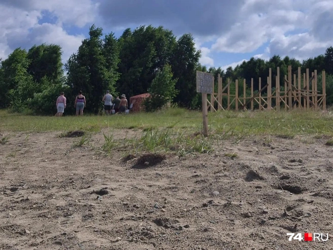 Что за стройка идет рядом с пляжем, пока ясности нет  | Источник: читатель 74.RU