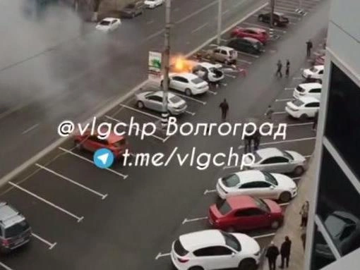 Специалисты определяют обстоятельства, которые привели к возгоранию легкового автомобиля | Источник: Vlgchp / T.me