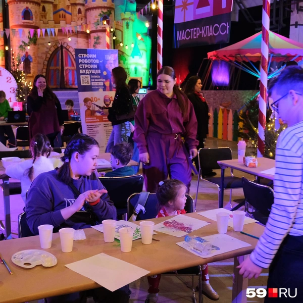 Можно поучаствовать в мастер-классе: например, сделать лошадь из картона или расписать елочную игрушку | Источник: Тимофей Калмаков / 59.RU