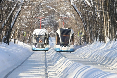 Движение трамваев на северо-востоке Москвы нарушено из-за машины на путях