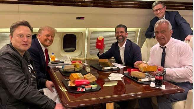 Роберт Кеннеди-младший не смог улыбнуться, когда ему подали McDonald«s на борту Air Force One. | Источник: @DonaldJTrumpJr/X