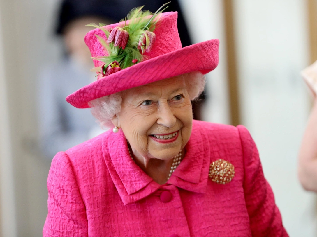 Елизавета II во время визита в Национальный институт сельскохозяйственной ботаники, Кембридж, 9 июля 2019 | marieclaire.ru