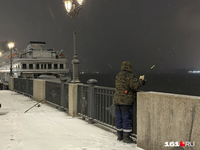 Зимняя рыбалка на набережной | Источник: Ренат Дайнутдинов