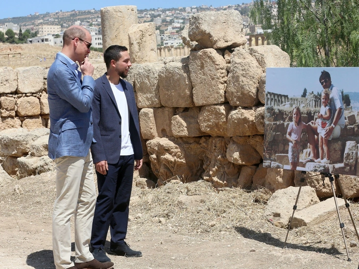 Принц Уильям и наследный принц Иордании Хусейн бин Абдулла смотрят на увеличенную фотографию Миддлтонов на руинах римского города Джераш в Иордании, 25 июня 2018