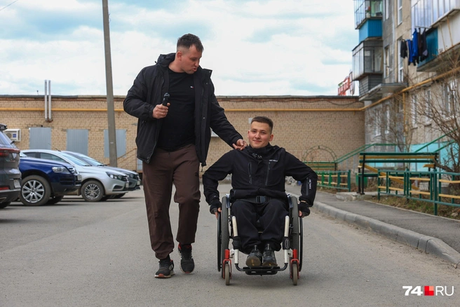 Илья снимает ролики для блога вместе с другом Иваном, который придумывает сценарии и работает оператором | Источник: Михаил Шилкин