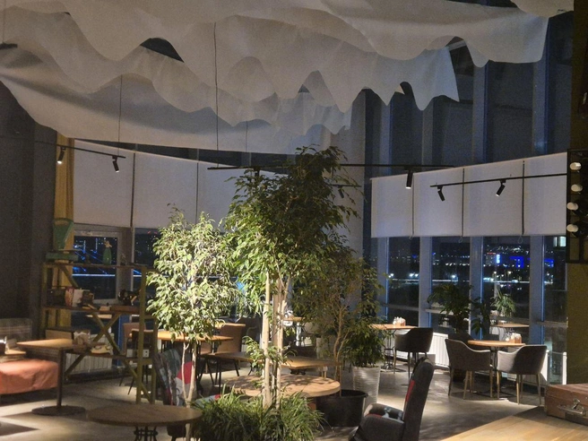 Интерьер оригинальный, много зелени и милых деталей | Источник: «Чердак»